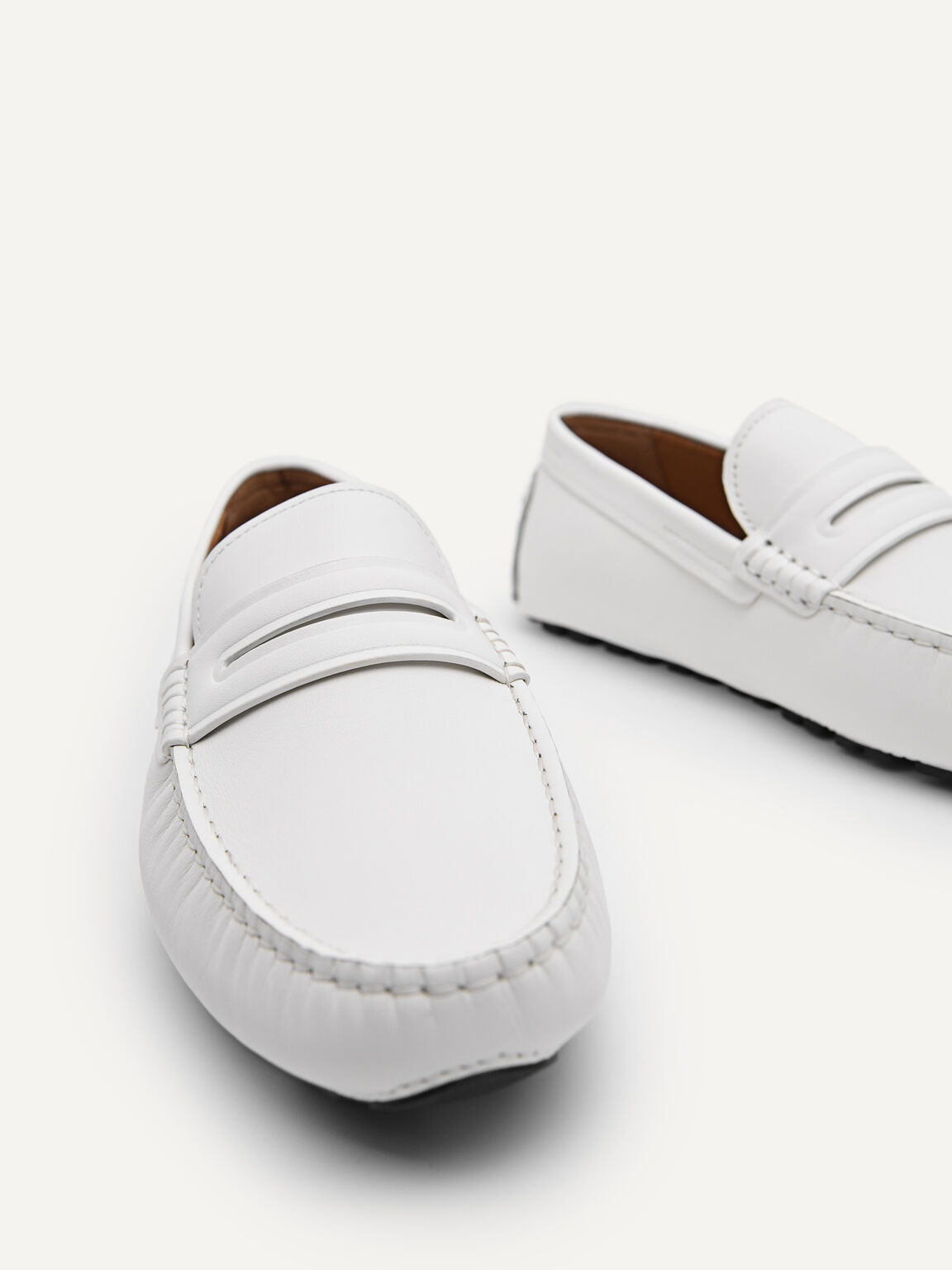 皮革莫卡辛鞋, 白色