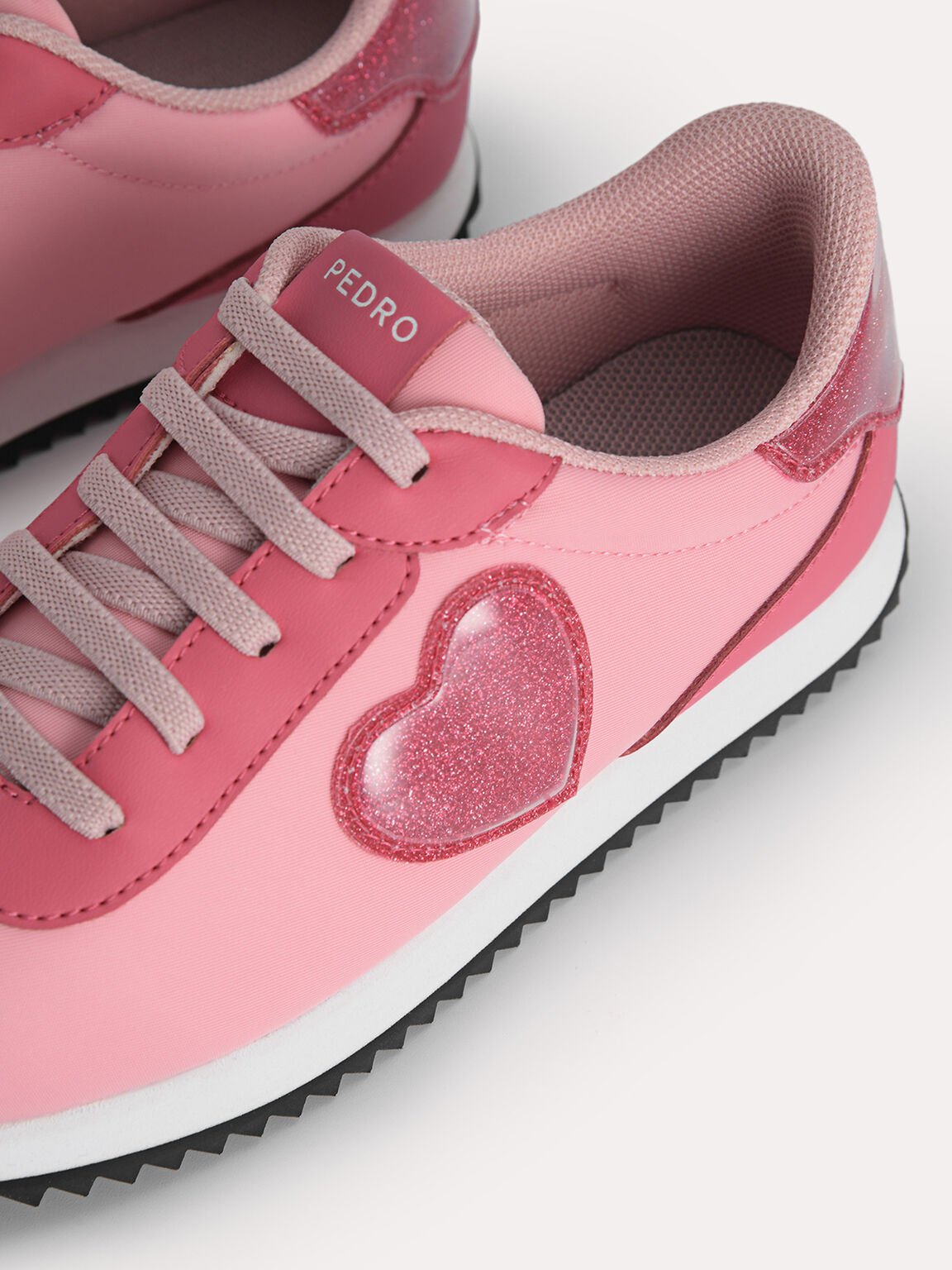 有閃光心形的運動鞋, 粉色