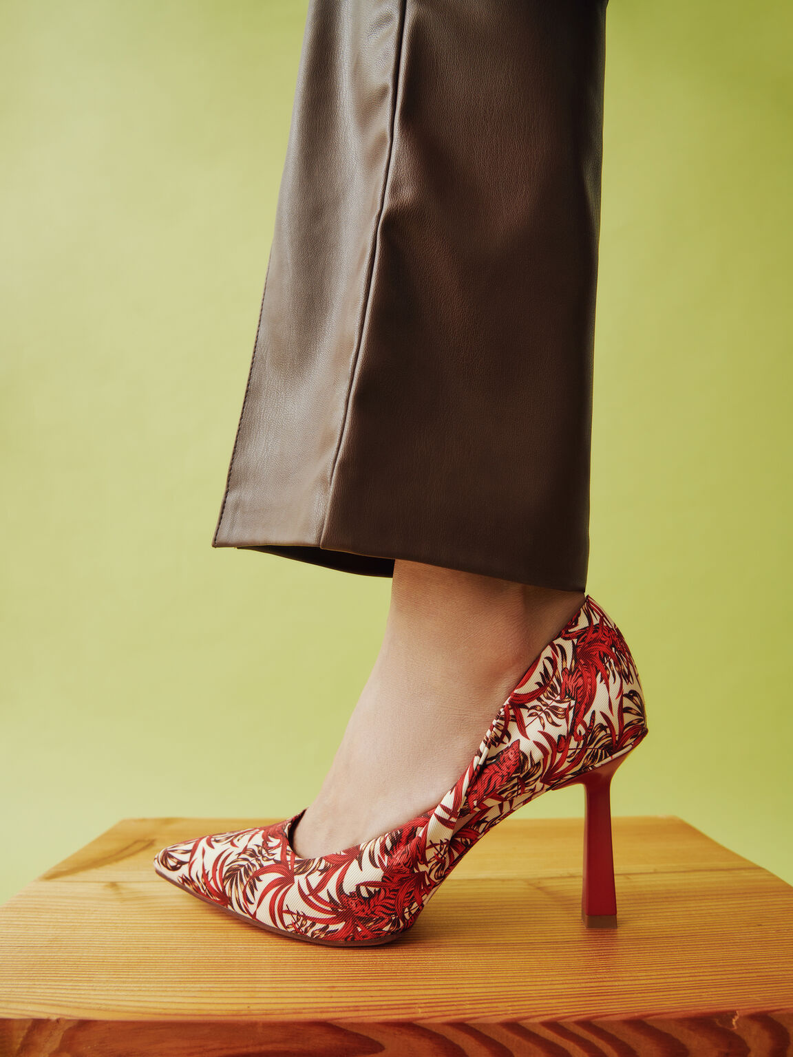 Printed Pointed Pumps, Red
