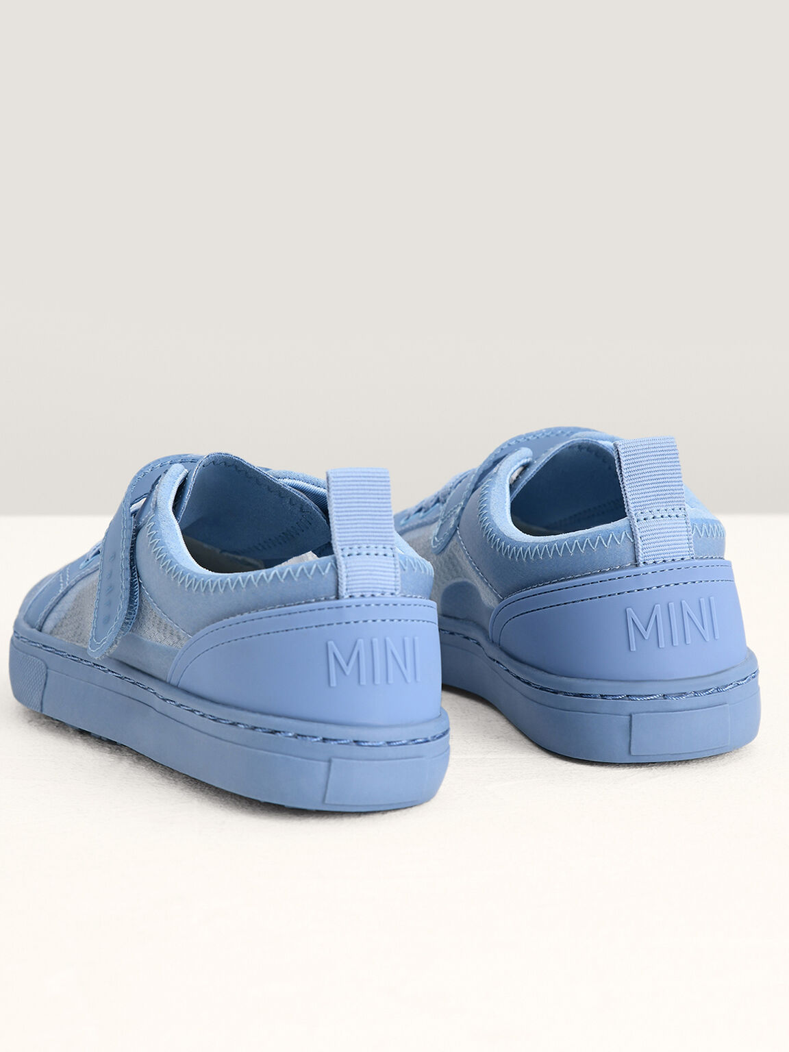 單色運動鞋, 蓝色