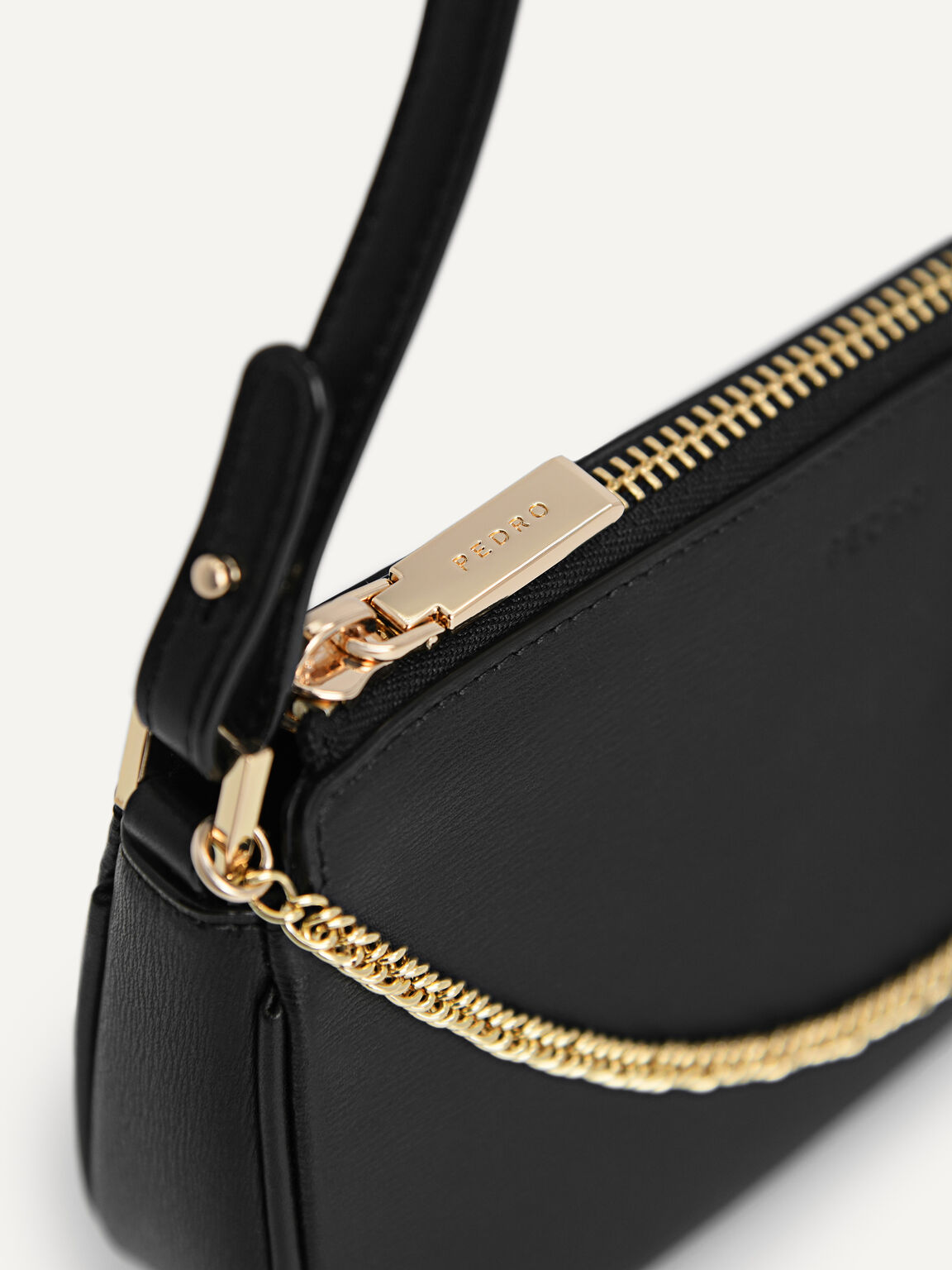 Túi đeo vai phom chữ nhật Leather Chain Detailed, Đen, hi-res