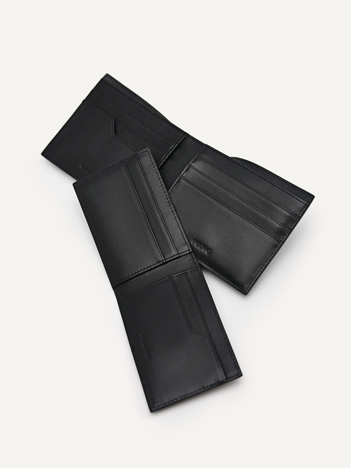 Ví dáng ngắn Embossed Leather Bi-Fold, Đen