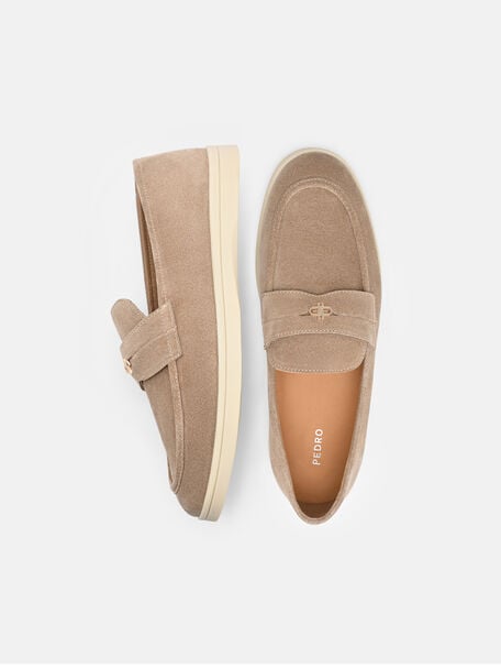 Gi&agrave;y lười đế bệt mũi tr&ograve;n Roam Suede, Sand Suede